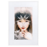 gerahmtes poster auf mattem papier mit passepartout  "wintermädchen" weiß / 61×91 cm